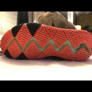 KYRIE 4’s size: 9 1/2